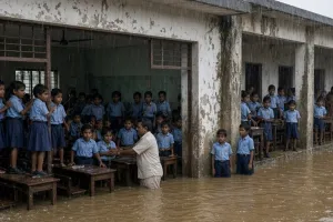 ओडिशा में स्कूल में घुसा बाढ़ का पानी : 400 विद्यार्थी फंसे, छात्राओं को निकालने के लिए ली नावों की मदद 