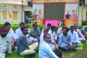 उपेन यादव के खिलाफ भाजपाई लामबंद, बीजेपी कार्यालय में धरने पर बैठे कार्यकर्ता