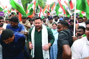 बिहार में बेरोजगारी-भर्ती अनियमितताओं पर राजद का लोकभवन मार्च : तेजस्वी यादव हिरासत में, पुलिस ने चलाई वाटर कैनन
