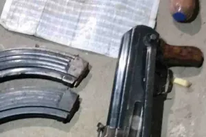 कश्मीर में हथियारों का जखीरा बरामद : एके-47 राइफल, ग्रेनेड और गोला-बारूद बरामद, तलाशी अभियान जारी
