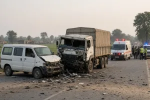 कासगंज में भीषण सड़क हादसा: पिकअप और ट्रक की टक्कर में 6 श्रद्धालुओं की मौत, 20 अन्य घायल; राहत एवं बचाव कार्य जारी