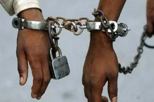 ग्रेटर नोएडा में पुलिस और बदमाशों के बीच मुठभेड़: पैर में गोली लगने से एक बदमाश घायल, दूसरे को घेराबंदी कर दबोचा