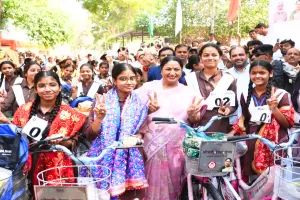 सीएम रेखा गुप्ता का छात्राओं के लिए बड़ा कदम: कक्षा नौ की छात्राओं को बांटी साइकिलें, बोलीं- बेटियों की पढ़ाई में दूरी और परिवहन नहीं बनेगा बाधा 