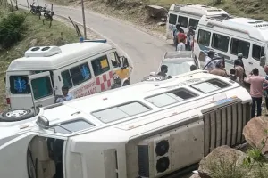 गंगोत्री हाईवे पर गुजरात के तीर्थयात्रियों से भरा टेंपो ट्रेवल्स पलटा, ब्रेक फेल होने से हादसा; 17 यात्री सुरक्षित