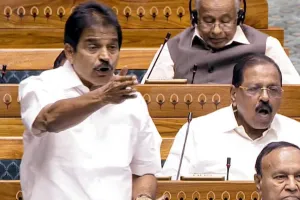 पेलेट गन के इस्तेमाल पर गरमाई सियासत: K.C. Venugopal ने की लोकसभा अध्यक्ष से गृह मंत्री को बुलाने की मांग, दिल्ली पुलिस केंद्रीय गृह मंत्रालय के अधीन