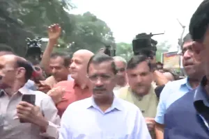 ई-20 पेट्रोल मुद्दे पर अरविंद केजरीवाल का विरोध मार्च, आप दफ्तर से प्रधानमंत्री आवास की ओर बढ़े कार्यकर्ता