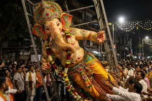 मुंबई में गणेश प्रतिमा के आगमन जुलूस में बड़ा हादसा: प्रतिमा गिरने से दो लोगों की मौत, पांच घायल; जांच शुरू