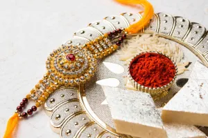 आज बहनें भाइयों की कलाई पर बांधेंगी रक्षा सूत्र, जानें रक्षाबंधन पर राखी बांधने का शुभ मुहूर्त और समय