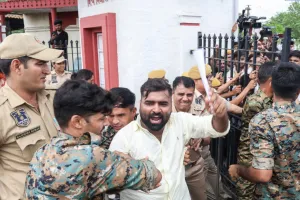 छात्रसंघ चुनाव की मांग पर एबीवीपी कार्यकर्ताओं का राजस्थान विश्वविद्यालय में प्रदर्शन, पुलिस ने हिरासत में लिया