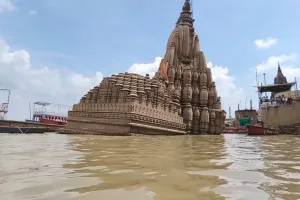 गंगा के बढ़ते जलस्तर से वाराणसी में हालात बिगड़े: मणिकर्णिका-अस्सी घाट तक पहुंचा पानी, गलियों में शुरू हुआ शवदाह