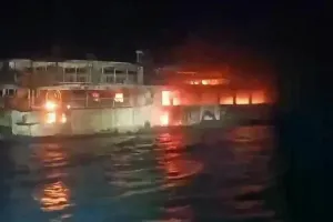 फिलीपींस में दर्दनाक हादसा: नौका में आग लगने से 5 लोगों की मौत, 87 लापता; बचाव और राहत कार्य जारी
