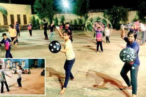 अखाड़ों में सीख रहे अस्त्र विद्या की बारीकियां, शोभा यात्रा में होगा साधना का प्रदर्शन