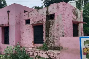 जर्जर भवन में 42 से अधिक विद्यार्थी पढ़ने को मजबूर