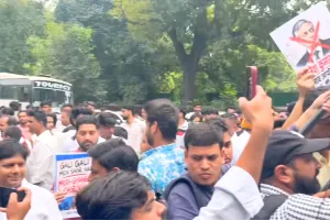 ज्ञानेश कुमार के इस्तीफे की मांग : युवा कांग्रेस का चुनाव आयोग की ओर मार्च, पुलिस ने बैरिकेड लगाकर रोका; हिरासत में प्रदर्शनकारी
