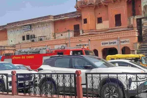 20 दुकानों में आग लगने का मामला : बड़ी चौपड़ की आग बुझाने जा रही दमकल जाम में फंसी, पुलिस ने खुलवाया रास्ता