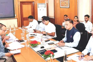 जनजातीय योजनाओं में देरी पर सीएस सख्त, जल्द लक्ष्य पूरे करें