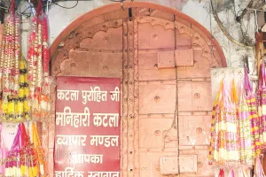 आग से राख हुए कारोबार को मदद का इंतजार, दूसरे दिन भी बंद रहा मणिहारों का कटला