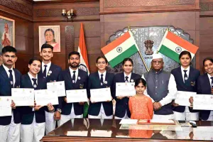 राज्यपाल हरिभाऊ बागडे से राष्ट्रीय पुरस्कार प्राप्त एनएसएस के छात्र-छात्राओं ने की मुलाकात