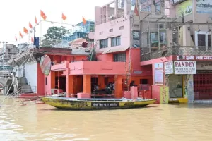 वाराणसी में बाढ़ का खतरा! गंगा का जलस्तर चेतावनी बिंदु से ऊपर, बाढ़ राहत शिविरों में विस्थापित परिवारों को दी जा रही सुविधाएं