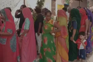 दोपहर 1 बजे तक 38.84 प्रतिशत मतदान, पहले तीन घंटे की तुलना में दूसरे तीन घंटे में मतदान की रफ्तार दोगुनी से अधिक बढ़ी