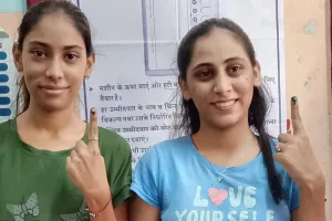 नगर निगम चुनाव : पहली बार मतदान का अनुभव, भाविका और हर्षिता ने उत्साह के साथ डाला वोट