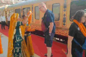 पैलेस ऑन व्हील्स से जयपुर पहुंचे आठ देशों के 64 पर्यटक, गांधी नगर रेलवे स्टेशन पर राजस्थानी अंदाज में हुआ स्वागत