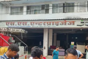 फर्नीचर मार्केट की दुकान में भीषण आग, दो दमकलों ने पाया काबू