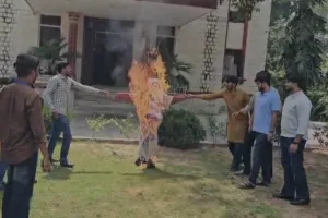 राजस्थान विश्वविद्यालय : कुलगुरु के अंतिम कार्यदिवस पर छात्रों ने किया पुतला दहन, जमकर की नारेबाजी