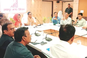 आमजन की शिकायतों के समयबद्ध निस्तारण, जनहित के कार्यों को प्राथमिकता दें : महापौर