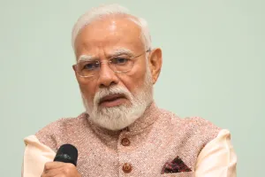 देर रात मोबाइल चलाते हैं बच्चे, मोदी ने कहा- अभिभावकों से बात करें शिक्षक