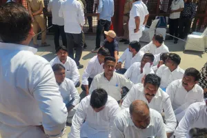 महापौर चुनाव से पहले कांग्रेस का धरना : अंदर प्रवेश रोकने पर विधायक रफीक खान भड़के, भाजपा नेताओं के प्रवेश पर उठाए सवाल