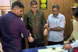 सांभर लेक थानाधिकारी 50 हजार रुपये रिश्वत लेते रंगे हाथ गिरफ्तार: सड़क निर्माण कार्य निर्बाध चलाने की एवज में रिश्वत मांगने का आरोप, एसीबी ने थानाधिकारी कक्ष में की ट्रैप कार्रवाई 