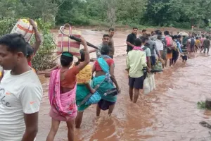 बस्तर में बाढ़ का कहर जारी! सेना के हेलीकॉप्टर से रेस्क्यू ऑपरेशन, 805 लोगों को सुरक्षित निकाला, 4,798 राहत शिविरों में