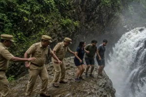 खतरनाक झरनों एवं चट्टानी क्षेत्रों में नियमों का उल्लंघन करने वालों के विरुद्ध वन विभाग की बड़ी कार्रवाई