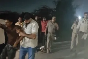 गाजियाबाद में दुष्कर्म के वांछित दो आरोपी मुठभेड़ में घायल, पुलिस ने गिरफ्तार कर अवैध तमंचे और चोरी की स्कूटी बरामद की