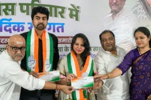 पूर्व IAS अधिकारी राकेश वर्मा और अभिनेत्री फिरदौस बानो कांग्रेस में शामिल, अजय राय ने किया दोनों का स्वागत