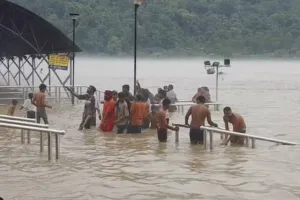 ऋषिकेश में बढ़ा गंगा का जलस्तर, त्रिवेणी घाट खाली कराया गया; जल पुलिस ने लाउडस्पीकर से श्रद्धालुओं को किया सतर्क
