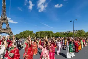 पेरिस में हिंदू संगठन के दौरे पर विवाद, महिला कर्मचारियों को अलग रखने के विरोध में बंद एफिल टावर फिर खुला