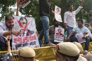 युवा कांग्रेस का चुनाव आयोग कार्यालय के बाहर प्रदर्शन, मुख्य चुनाव आयुक्त के इस्तीफे की मांग