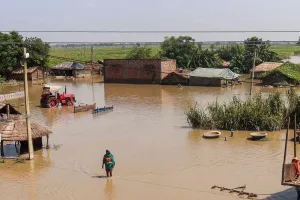 बिहार में गंडक नदी का तटबंध टूटा : कई गांवों में घुसा बाढ़ का पानी, लोगों में अफरा-तफरी