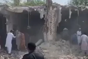 पाकिस्तान में नमाज के दौरान धमाका : 16 लोगों की मौत, विस्फोटकों से भरा वाहन दीवार से टकराया