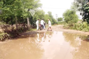सड़क पर गहरे गड्ढे से लोग परेशान, 6 साल बाद भी अधूरा पड़ा है निर्माण