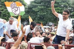 ज्ञानेश कुमार के खिलाफ सड़कों पर उतरी कांग्रेस : इस्तीफे और गिरफ्तारी की मांग, चुनाव आयुक्त को बताया देशद्रोही