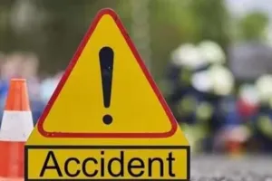 रॉन्ग साइड कार ने मचाया हड़कंप : 7 से ज्यादा वाहनों को मारी टक्कर, बच्ची को बचाने में पिता घायल