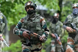 कश्मीर में जंगलों में आतंकवाद रोधी अभियान : सुरक्षा बलों के साथ मुठभेड में 2 आतंकवादी ढेर, बड़ी मात्रा में गोला-बारूद बरामद