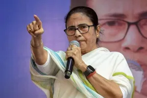 तृणमूल कांग्रेस के दोनों धड़ों को अंतरिम नए नाम और निशान आवंटित : ममता बनर्जी को मिला फुटबॉल खिलाड़ी चुनाव चिह्न, रॉय धड़े को मिला लिफाफा