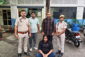 जयपुर में एक साल से फरार कुख्यात नशा तस्कर गिरफ्तार: आगरा-मथुरा तक पीछा कर पुलिस ने दबोचा, पत्नी भी स्मैक के साथ पकड़ी जा चुकी