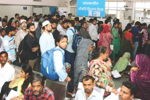 मौसम में आया बदलाव तो बीमारियों ने जकड़ा : 7 से 10 दिन में जा रही खांसी, बुखार भी कर रहा परेशान
