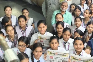 समाचार संकलन से लेकर छपने तक की प्रक्रिया देखकर विद्यार्थी हुए अचंभित