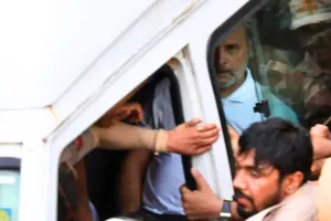 विपक्ष को शांतिपूर्ण प्रदर्शन से रोका जा रहा, राहुल बोले- लोगों के साथ की मारपीट